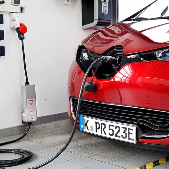 Der Bau privater Ladepunkte für E-Autos stößt vor allem in Ballungsräumen auf Probleme.(Bild:  ADAC)