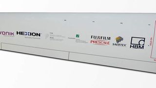 Vier Meter langes Flügel-Mock-Up eines Leichtflugzeugs aus Faserverbundwerkstoff mit integrierten Sensoren für die Strukturüberwachung (SHM) im Flug.  (Foto: Fraunhofer LBF)