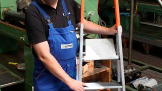 Christoph Kiemann, der Leiterbeauftragte der Butting-Gruppe, setzt auf Stufenstehleitern der Günzburger Steigtechnik mit der rutschhemmenden Trittauflage Clip-Step R13. (Bild: Butting)