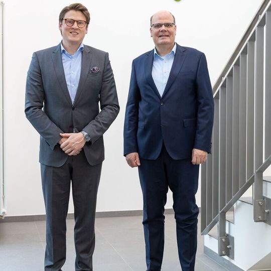 Geschäftsführung von Levaco Chemicals: links CEO Marius Mühlenberg, rechts CFO Jens Becker(Bild:  Tobias Vollmer/ Levaco)