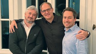 PCG-Chef Oliver Schallhorn (m.) holt Lénárd Buday (l.) und Raphael Schiller, beide Geschäftsführer bei LNW-Soft, in die Public Cloud Group. (Bild: Public Cloud Group)