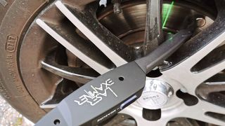 Ein Magnet fixiert den Examiner in der korrekten Messposition auf der Bremsscheibe. Der schlanke Messfuß passt auch durch relativ schmale Speichendurchbrüche. (Bild: Holz / »kfz-betrieb«)