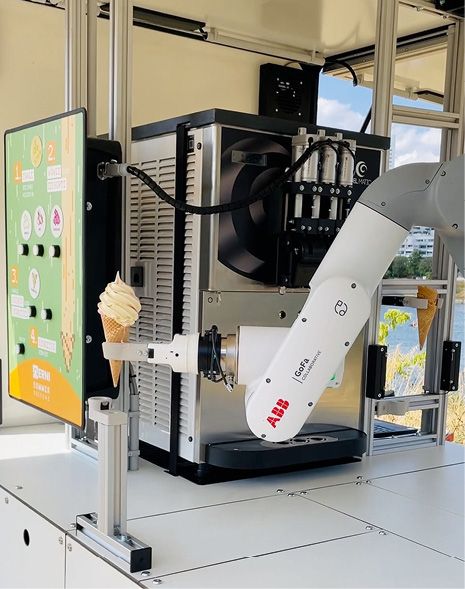 Der Softeisroboter von Erni und Enkerl ist mit einem ABB Robotics „Gofa“ und einem „HRC“-Greifer der Zimmer Group ausgestattet.(Bild:  Erni und Enkerl)