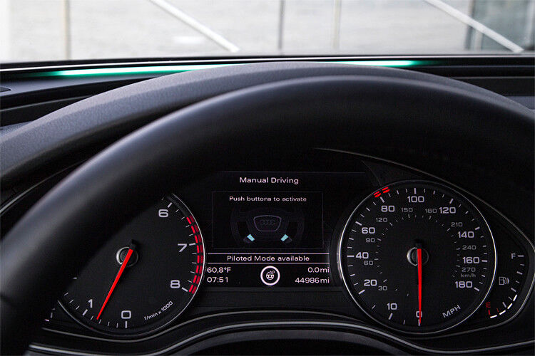 Die grundsätzliche Bereitschaft des „Autopiloten“ signalisieren zwei grün leuchtende, symbolische Tasten im Kombiinstrument und eine LED-Leiste, die im Versuchsfahrzeug oberhalb des Cockpits integriert ist. (Foto: Bernhard Huber)