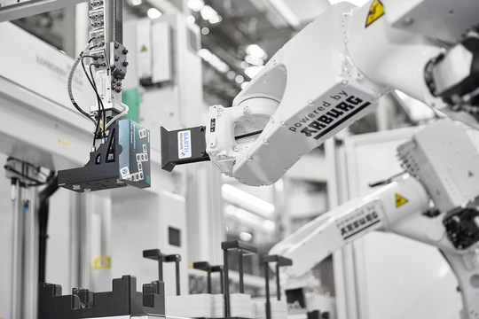 Eine autonome Fertigungszelle mit Standalone-Robotern kann zum Beispiel für vor- oder nachgelagerte Fertigungsschritte eingesetzt werden.(Bild:  Arburg)