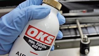 Im Gegensatz zu herkömmlichen Sprühsystemen ist die Airspray-Dose mit Druckluft wiederbefüllbar und benötigt keine Treibgase wie Butan, Propan oder CO2. Bild: OKS (Archiv: Vogel Business Media)