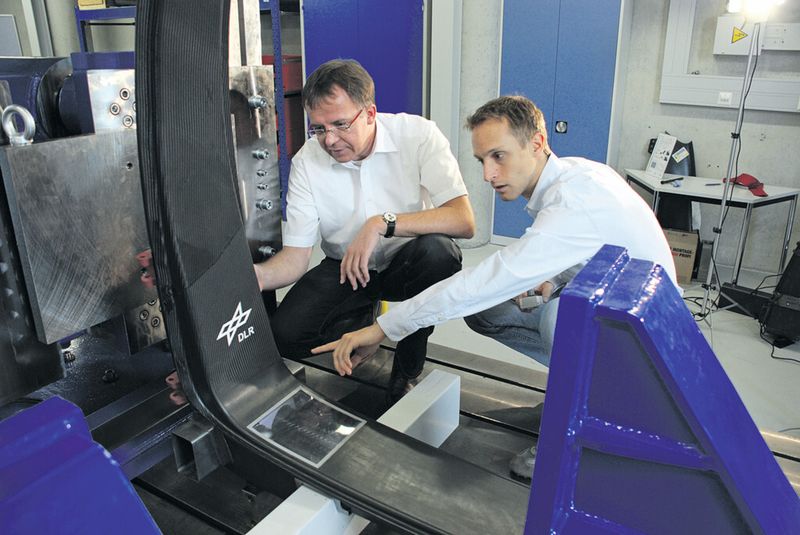 Bei einem Crash nehmen CFK-Spanten etwa doppelt so viel Energie auf wie baugleiche Metallkomponenten. Das wurde in Tests nachgewiesen. Bild: DLR (Archiv: Vogel Business Media)
