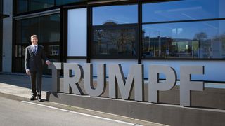 Hans Marfurt vor dem Trumpf-Hauptgebäude in Baar: «Ohne die Verbesserungen mittels Lean-Management hätten wir unser Wachstum und den viel höheren Ausstoss nicht erreicht.» (Bild: Thomas Entzeroth)