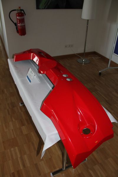 Frontend eines Schneepistenbullys. Die C. F. Maier GmbH & Co. KG stellt das Bauteil aus GFK her: aus einem schäumbaren Harz mit Glasfaserverstärkung. Zur Anwendung kommt dabei ein Vakuumexpanisionsverfahren. Die mechanische Bearbeitung erfolgte mit LMT-Werkzeugen. (Archiv: Vogel Business Media)