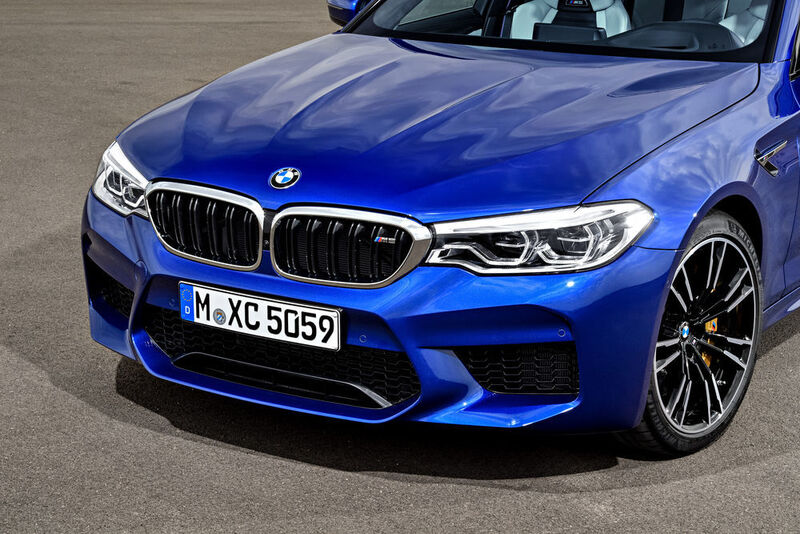 Äußerlich ist der M5 an der neu gestalteten Front mit den größeren Lufteinlässen... (BMW)
