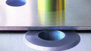 Zum Stanzen muss das Blech exakt über dem Loch liegen; ein neuer Sensor registriert, wenn das Blechteil vor dem Stanzen verrutscht und der Stempel daher nur die Kante des Metalls treffen würde. (Archiv: Vogel Business Media)