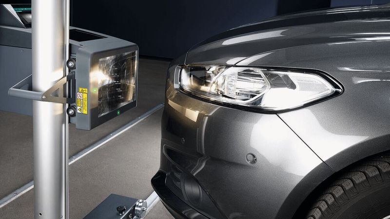 Schau mir in die Linse, Kleines: Einen zeitgemäßen Standard in Sachen Scheinwerfereinstell-Prüfgeräte (SEP) definiert die neue SEP-Richtlinie. Sie hat ganz aktuell auch Auswirkungen auf Werkstätten.(Bild:  Beissbarth)