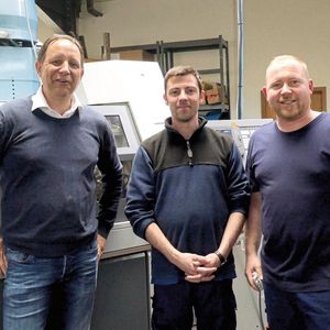 Stefan Fitz, Arno (links), betont: „Unsere Unterstützung geht weit über Produkteverkauf hinaus.“
Berti Weisheit (Mitte): „Seit Jahren gesucht, hat das Arno-Know-how für uns ausschließlich Vorteile gebracht.“ Und Guido Frank von Weisheit ergänzt: „Das Fazit mit dem AWL ist immer gleich: Einbauen, einstellen, läuft.“
