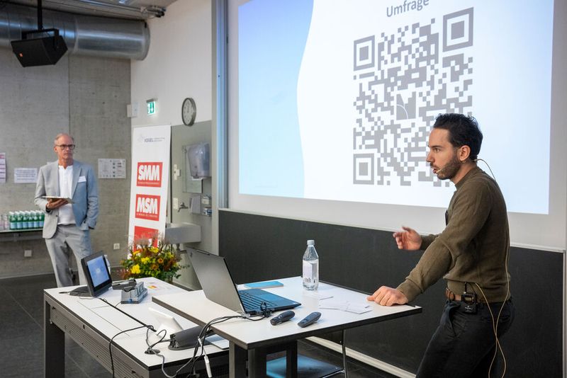 Raphael Scheibler, Head of Machine Vision bei Fabrimex Systems in seinem Referat wie KI bewusst eingesetzt oder bewusst weggelassen wird. (Bild: Thomas Entzeroth)