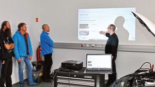  „Wie funktioniert das nun mit diesen Herstellerportalen?“ Die Antwort auf diese Frage der Werkstattkunden von Trost in Puchheim gab Thomas Grünsteidl von Trainmobil im Rahmen des Lehrgangs „Online-Flashen und herstellergeführte Fahrzeugdiagnose“. (Bild: Dominsky/ »kfz-betrieb«)
