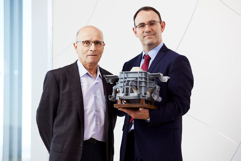 Carlos Fermín Menéndez Díaz (links) und Antonio Corredor Molguero haben eine neue Form und Herstellung für stabile und kostengünstigere Wellenbrecher erfunden.  (EPO/Heinz Troll)