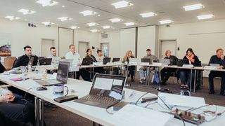 Eine Übersicht über hilfreiche KI-Tools im Autohaus anhand von Praxisbeispielen liefert die neue Seminarreihe in Kiel. (Bild: Eva Biederbeck)