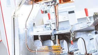 Für jeden Schweißpunkt stellt das Delta-Spot-System eine neue Kontaktfläche bereit. Das Ergebnis sind präzise und reproduzierbare Schweißergebnisse. (Fronius)