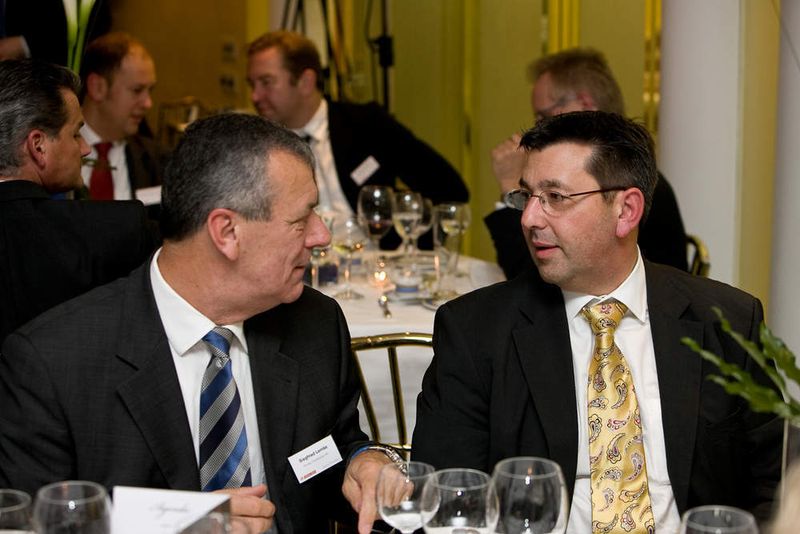 Robert Beck von Ingram Micro (re.) mit Siegfried Lemke von Printec. (Archiv: Vogel Business Media)