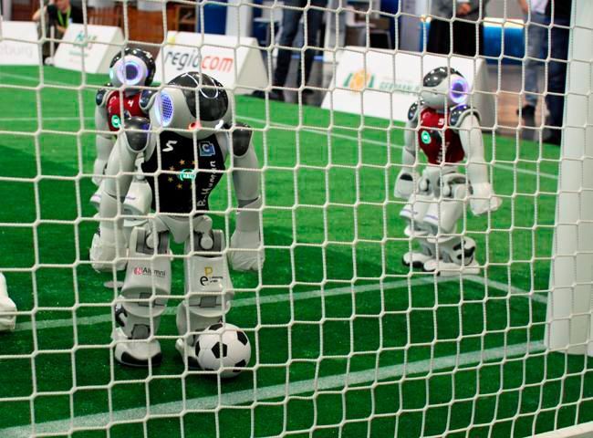 Bei der Major Liga „Standard Platform League“ besteht die Besonderheit darin, dass Fußball mit einer standardisierten Roboterplattform gespielt wird ... (Shooooot! / Tim Laue / CC BY-SA 4.0)