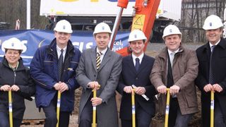 Beim Spatenstich (v.l.n.r.) : Zweite Bürgermeisterin von Kürnach Sieglinde Bayerl, Frank Stahl (Director Network & Linehaul Planning der GLS), Geschäftsführer Jörn Henrik Depenbrock (Depenbrock Systembau), Depot Manager Stefano Sciamarelli (GLS), Bürgermeister Thomas Eberth und Clemens Barz (Region Manager Center der GLS). Bild: GLS (Archiv: Vogel Business Media)