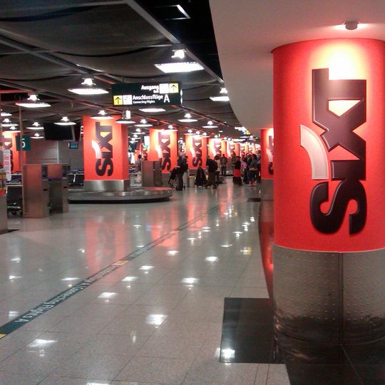 Sixt hatte bereits im März einen Teil seiner Mitarbeiter in Kurzarbeit geschickt.(Bild:  Subtle Sixt Sponsorship? Düsseldorf Flughafen / / CC BY-SA 2.0)