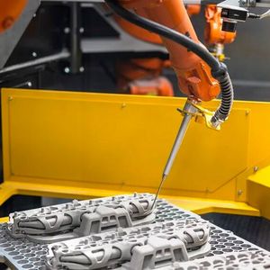 Den (R)Evolution Award hat die Laempe Mössner Sinto GmbH gewonnen. Der Award  zeichnet bahnbrechende Produkte, Technologien oder Dienstleistungen aus, die einen  besonderen Mehrwert für den Anwender bieten. Das Unternehmen hat ein 3D-Drucksystem für die Großserienproduktion von Sandkernen entwickelt und bei der BMW Group erfolgreich in Betrieb genommen. Das System produziert mehr als 1.100 Kerne pro Tag und zählt damit zu den schnellsten Binder-Jetting-Druckern weltweit.(Bild:  Laempe Mössner Sinto GmbH)