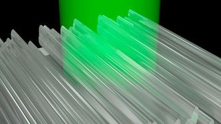 Licht trifft von unten auf die 3D-gedruckten Nanostrukturen. Bei der Reflexion sieht man nur noch grünes Licht, die restlichen Farben werden abgelenkt.  (IST Austria)