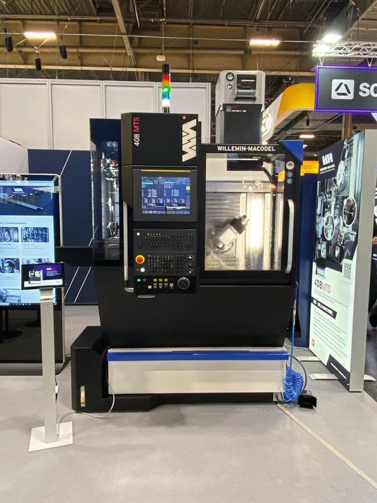 Le centre d'usinage de haute précision 408 MTS, démontrant la fabrication d'un implant dentaire, présenté par Willemin-Macodel.(Source :  Marina Hofstetter)
