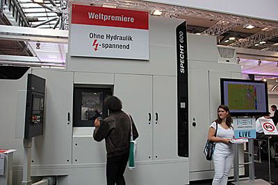 Das Bearbeitungszentrum weckt Neugier: Der Specht 600 ist das erste Bearbeitungszentrum ohne Hydraulik von MAG. (Archiv: Vogel Business Media)
