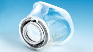 Für Atemmasken hat Top Tech Italia ein selbsthaftendes, medizinisches Flüssigsilikon mit medizinischem PBT im Angebot, das die erforderliche Maßgenauigkeit für ein sicheres, geräuschloses Einsetzen in den Polycarbonatrahmen aufweist. (Top Clean Packaging)