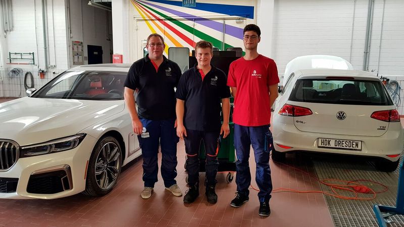 Bundestrainer Pkw Jörg Stotz (l.) bereitet Manuel Schmied auf die Europameisterschaften vor. (Bild: Werth – Worldskills Germany)