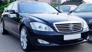 Dieser Mercedes S600 gehörte bis 2013 der ehemaligen Schwimm-Weltmeisterin Franziska van Almsick. Bei Mobile.de steht die 517-PS-starke Limousine für rund 21.000 Euro zum Verkauf. (Bild: Mobile.de)