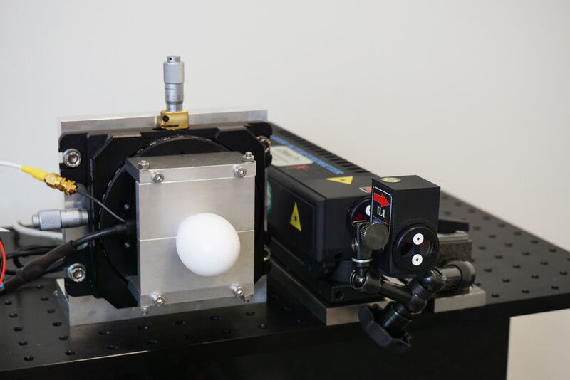 Das Radarsystem (links) und ein Laserinterferometer als Referenzsystem (rechts) (ACE)