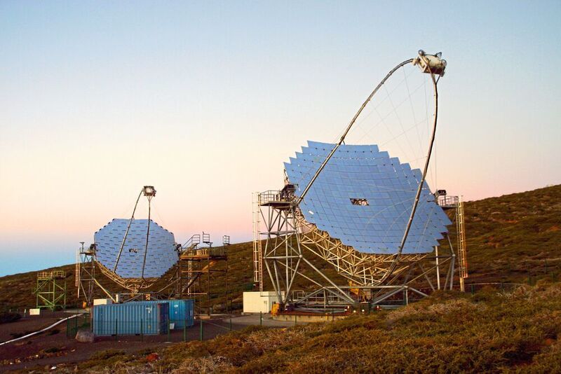 Dank ihres leistungsstarken Antriebs und dem verhältnismäßig geringen Gewicht können sich die Teleskope schnell auf neue Koordinaten ausrichten. (Robert Wagner/MAGIC)