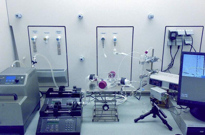 Abb. 2: Versuchsaufbau zur Synthese von Ethylenglykoldinitrat, bestehend aus einem Temperierbad mit Thermostaten (Peter Huber Kältemaschinenbau), zwei Spritzenpumpen (Harvard Apparatus GmbH) und einer Videokamera zur Überwachung.  (Bild: Fraunhofer ICT)