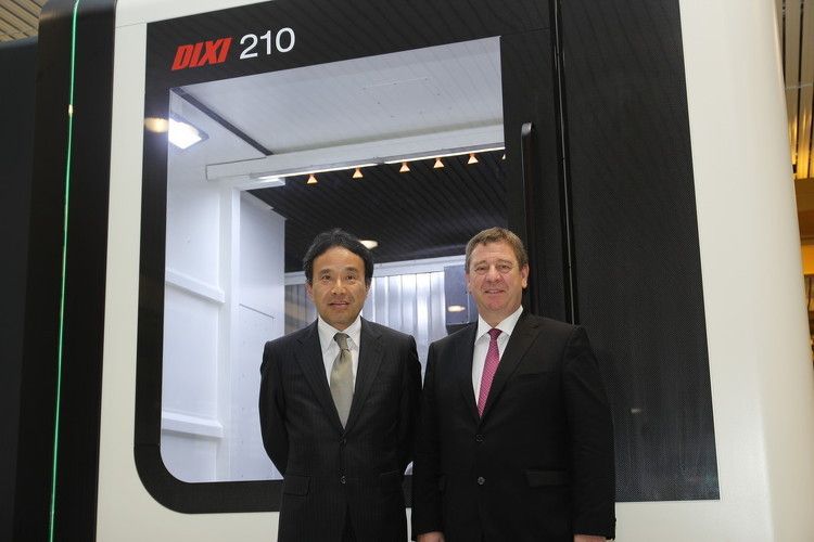 Une innovation batie sur une coopération audelà des frontières nationales et même européenne. Avec de gauche à droite Masahiko Mori président de Mori Seiki et Dr. Rüdiger Kapitza, délégué du conseil d'administration de DMG. Et le dernier né de la marque DIXI. Le nouveau centre de précision Dixi 210 basé sur le concept du centre d'usinage DMU 210 P de Deckel Maho à Pronten, Allemagne. (Image: MM / Ken Fouhi)