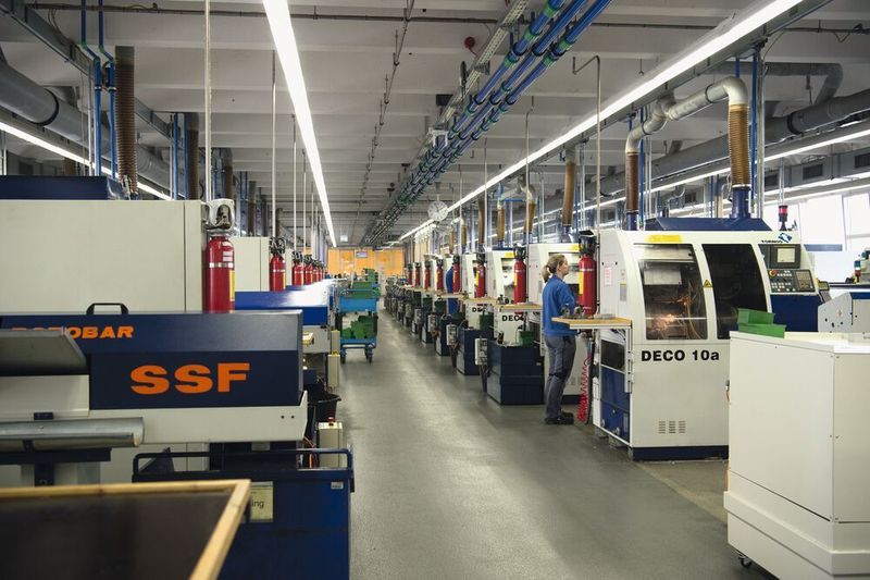 Bild 2: Moderne Drehautomaten haben 60 bis 70 Werkzeuge. Da die Kontakte voreingestellt sind, braucht der Einrichter heute eine Umrüstzeit von etwa 10 Minuten. Damit lassen sich auch Kontaktvarianten mit Stückzahlen von 10 bis 20 herstellen. Das ist auch eine Umsetzung in Richtung Industrie 4.0. (© Kristin Rinortner)