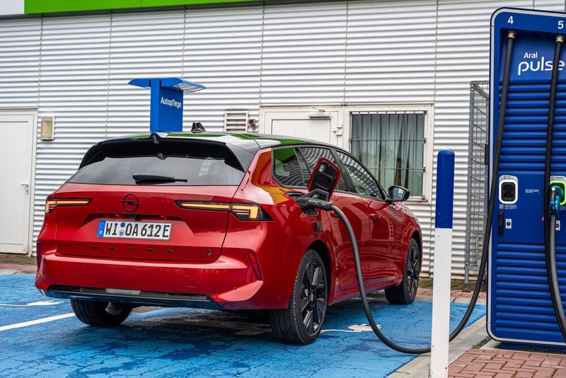 Am Schnelllader gehen 100 kW in die Batterie. (Bild: Opel)