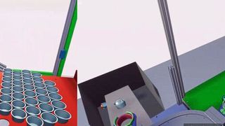 Maschinenmodelle realisieren sowohl die virtuelle Inbetriebnahme als auch den digitalen Zwilling. Das Bild zeigt als Modell, wie ein Roboterarm einen Becher aufnimmt (li.), ihn zum zweiten Roboterarm transportiert, der eine Kugel einlegt (re.), und dann beides auf die Rutsche (mi.) zum Auffangbehälter legt. (Bild: Mathworks)