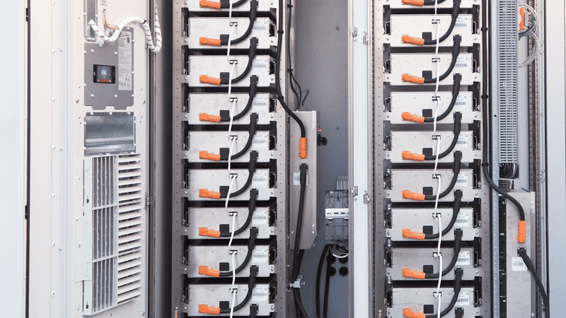 Ein intelligent gesteuerter Batteriespeicher stellt in Bedarfsmomenten zusätzliche Leistung bereit. Die aus dem Netz bezogene Spitzenlast sinkt dadurch, was die Leistungskosten reduziert, ohne die Produktion einzuschränken.(Bild:  Fion)