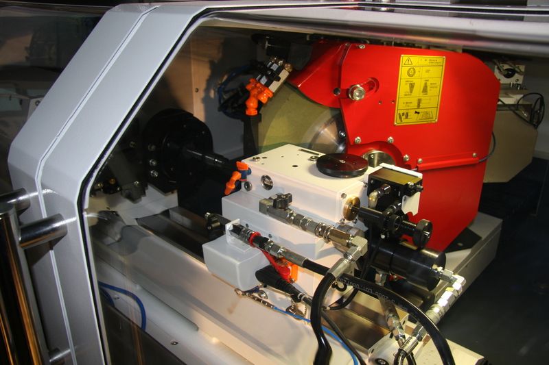 Blick in den Maschinenraum der überarbeiteten S33 Rundschleifmaschine. (Archiv: Vogel Business Media)