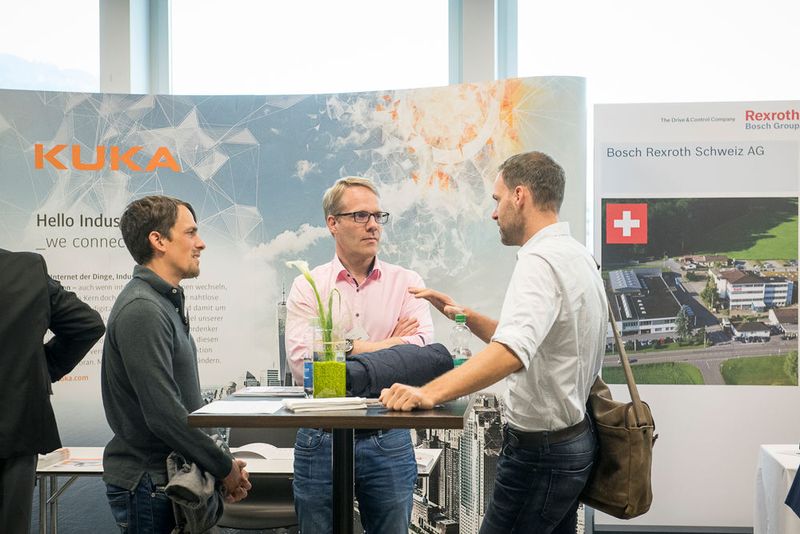 An den Ständen der Aussteller wurde rege diskutiert. (Thomas Entzeroth)