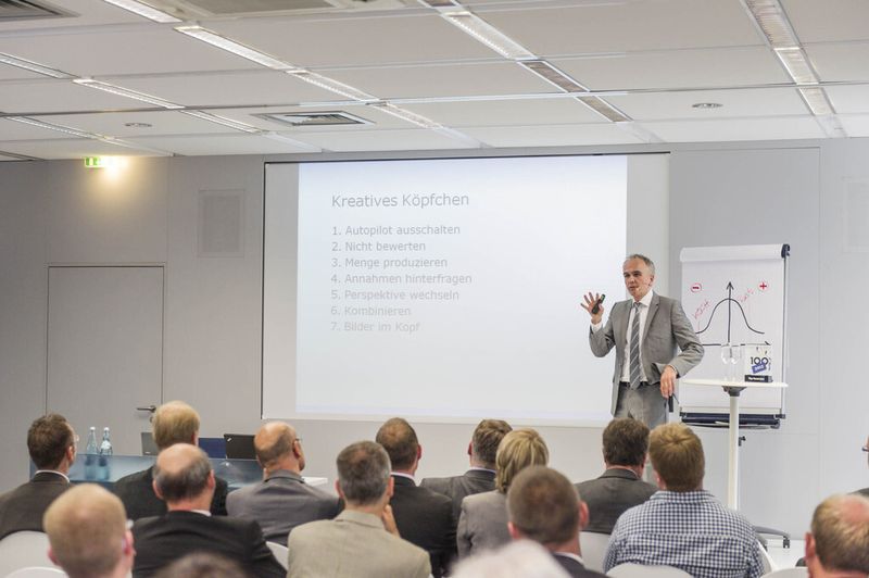 Zum „Get Together“ am Nachmittag und Abend des ersten Veranstaltungstages begrüßte der bekannte Moderator und Keynote Speaker Bernhard Wolff die Gäste mit einem heiteren und nachdenklich machenden Vortrag zur Entstehung von Innovationen. (Bild: Trelleborg)