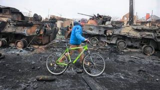 Das sind echt kaputte „Maschinen“ – zerstörte Panzer auf dem Ukraine-Schlachtfeld. Was sich da in über zweitausend Kilometern Entfernung abspielt, hat aber direkte Konsequenzen für den hiesigen Maschinenbau. Lesen Sie mehr dazu. (Bild: AP)