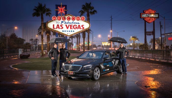 Mit dem Intelligent World Drive testet Mercedes-Benz mit einem Erprobungsfahrzeug auf Basis der S‑Klasse automatisierte Fahrfunktionen auf fünf Kontinenten. Nach Deutschland, China,  Australien und Südafrika liegt der Fokus der letzten Etappe in den USA auf  der Bewertung des Fahrverhaltens im dichten Stadtverkehr und auf Highways. Im Fokus steht dabei insbesondere die Erkennung von Schulbussen und landesspezifischen Fahrbahnmarkierungen, Fahrspuren sowie Geschwindigkeitsschildern und auf der Erprobung des innovativen Lichtsystems DIGITAL LIGHT. (Daimler AG)