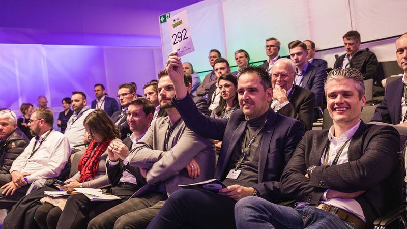 Patrick Schröder, ehemals Geschäftsführer und heute strategischer Berater von Adesa Deutschland, konnte nicht widerstehen und bot mit. (Bild: Stefan Bausewein)