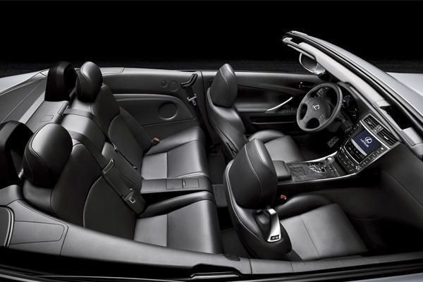 Im Lexus IS 250 C finden vier Passagiere Platz. Die Vordersitze lassen sich elektrisch nach vorn schieben und vorklappen. (Archiv: Vogel Business Media)