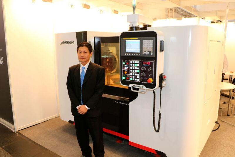 William Lee, Sales Manager bei Jainnher Machine aus Taiwan, steht vor einer modifizierten vertikalen Schleifmaschine der JHI-Serie in Halle 11, C07. (Gillhuber)