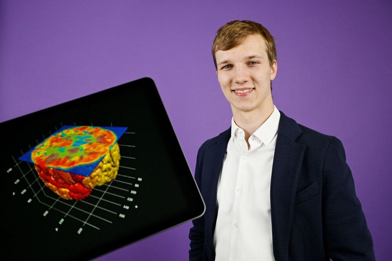 Niklas Bennewiz (17) aus Berlin programmierte eine KI-App, die Plaques in MRT-Aufnahmen zuverlässig erkennt, was die Diagnose von Alzheimer erleichtert. Er wurde mit dem Preis der Bundesbildungsministerin für die beste interdisziplinäre Arbeit ausgezeichnet. (Bild: Stiftung Jugend forscht e V. / Max Lautenschläger)